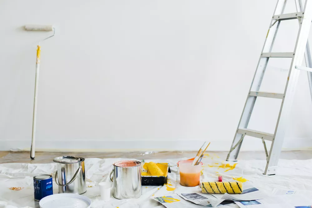 appartement en rénovation avec des pots de peinture